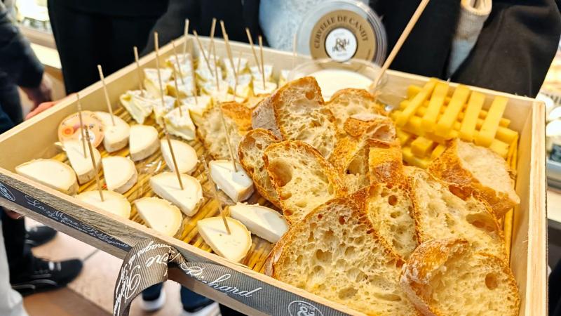 3店目ではチーズの食べ比べ5種盛りを。この地方、ローヌアルプの名物、サン マルスランやサン フェリシアを、どうぞお試しください