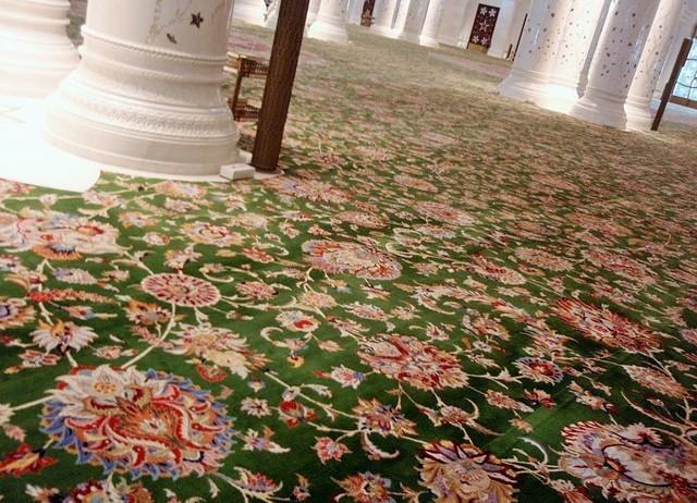 そして床にはこれまた世界最大のペルシャ絨毯が！モスク内へは裸足で入るのですが、足元はふかふかです。