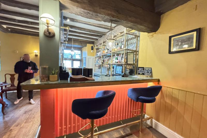 シックな雰囲気の「Bar 1220」