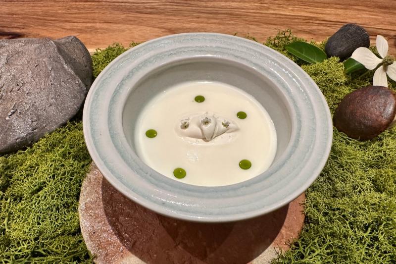 料理名「僕カブ」。その名の通り、一樹シェフの畑のカブでできたスープです
