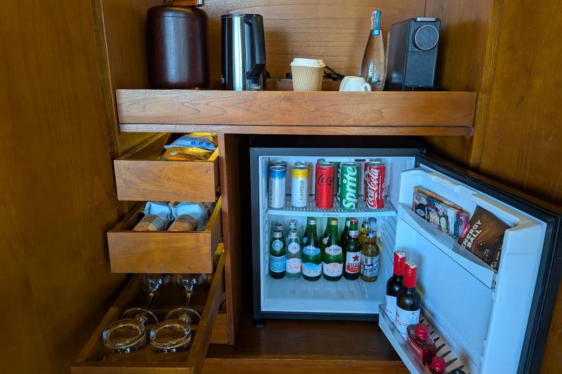 ミニバーやスナックなどは有料