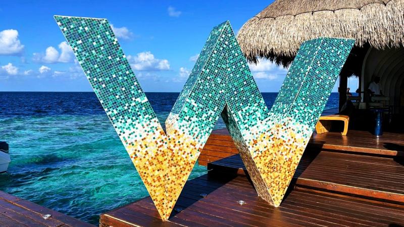 到着のジェッティ（桟橋）で、さっそくWマークが迎えてくれます