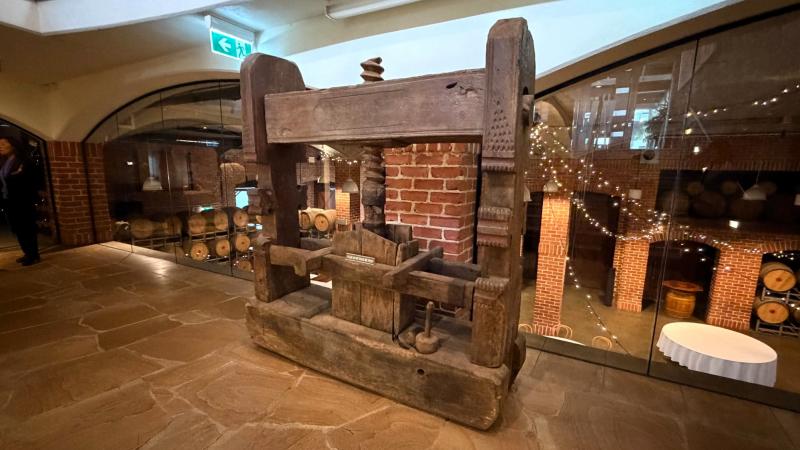 1793年のワイン製造機。後ろにちらっと写っていますが、樽は今でもフランス製の木樽を使用