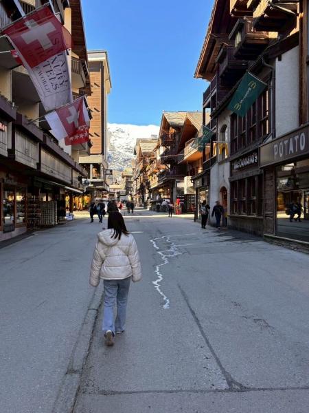 ツェルマットの街並みと妻の後ろ姿