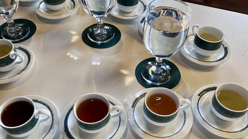 4種類の紅茶のテイスティングが始まります