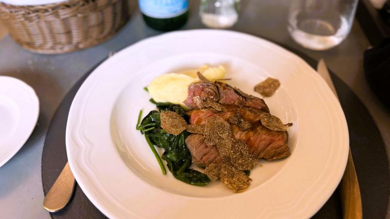 トリュフいっぱいのお肉料理