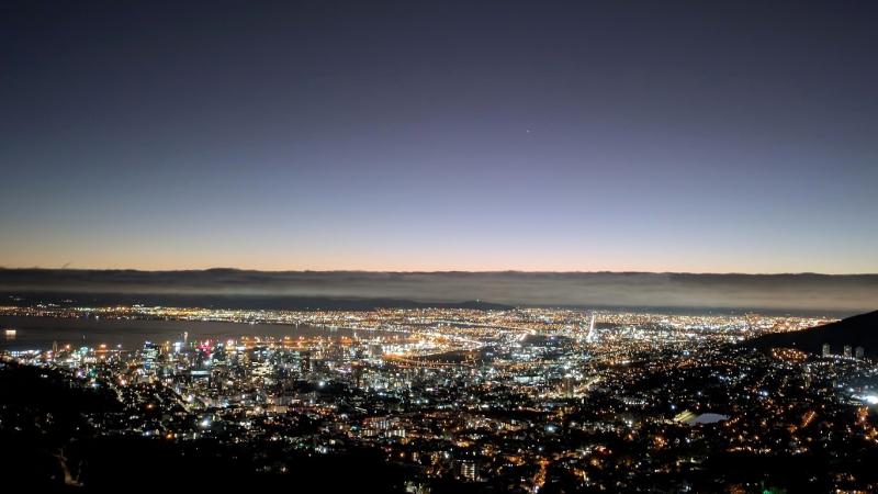 日の出を見るため、ライオンズヘッドへ登る際に見えたきれいな夜景