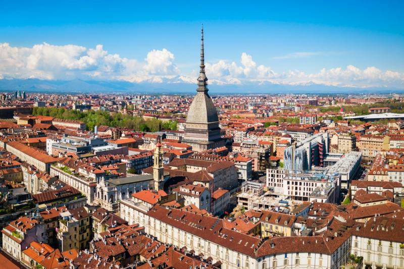 トリノイタリア王国最初の首都で、当時の王宮や宮殿群が広がり、ヨーロッパ的で優雅かつ上品な街並みが印象的です。観光客が多い他の都市と比較して落ち着いています。トリノはイタリアのチョコレートの聖地とも言われ、特に「ジャンドゥイオット」という、ヘーゼルナッツとチョコレートを合わせたお菓子やビチェリン（チョコレートドリンク）が人気です。