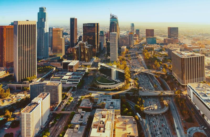 【ダウンタウン】近年観光開発が進められ、治安もよくなり、ロサンゼルス観光で外すことのできないダウンタウン。建築家・フランク ・ゲーリーが設計したウォルト・ディズニー・コンサートホールやグランドセントラルマーケットなど必見スポットが目白押し。