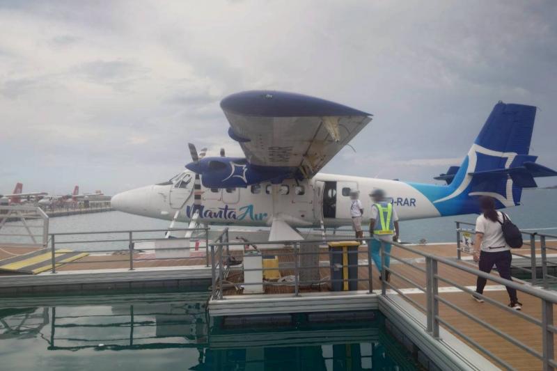 マーレから水上飛行機でアヴァニに出発
