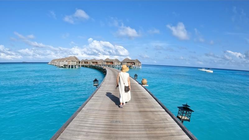 島と水上ヴィラをつなぐ桟橋も絶景！ 行き来もまったく苦になりませんでした（モルディブ）