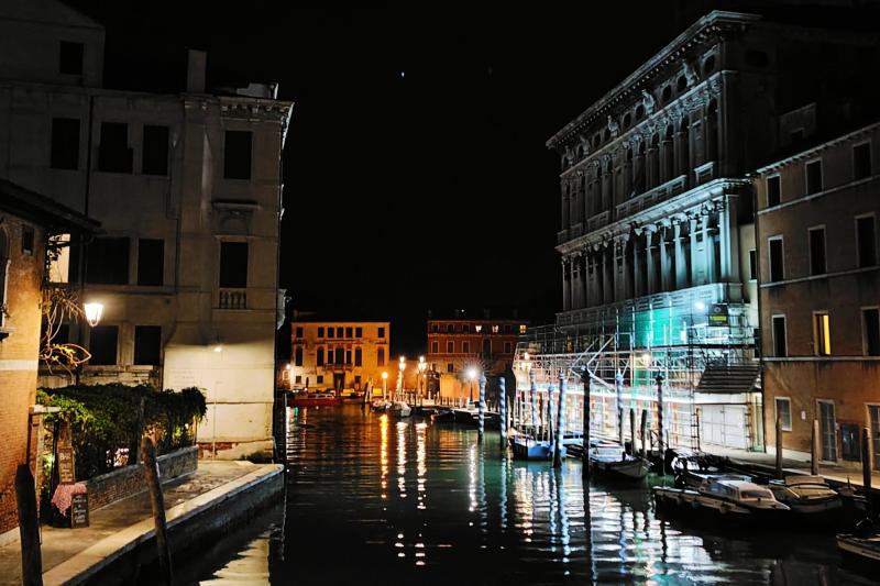夜のベネチア運河