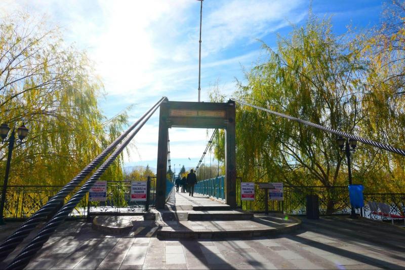 赤川を渡る吊り橋