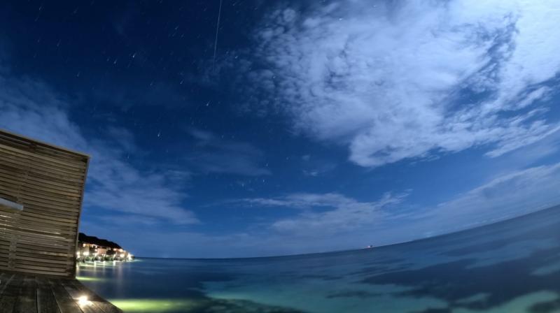 水上ヴィラからの星空と流れ星