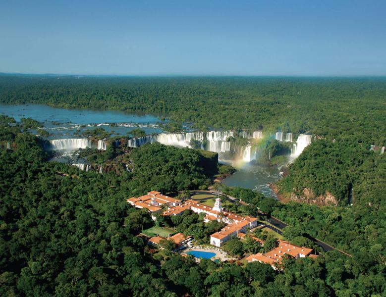 ベルモンド ホテル ダス カタラタス（ブラジル）ブラジルとアルゼンチン両国にまたがる世界遺産「イグアスの滝」のそばに建つホテル。イグアス国立公園内に位置するので、公園が閉鎖されている夜や早朝にも壮大な滝の景色をご覧いただけます。おコロニアルスタイルの建物に187室あり、なかには滝を望むお部屋も。またレストランでも食事やドリンクとともに迫力ある滝の眺めを楽しめます。《❷・❽》