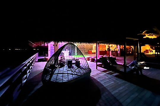 ディグラ島のビーチクラブ（夜の様子）