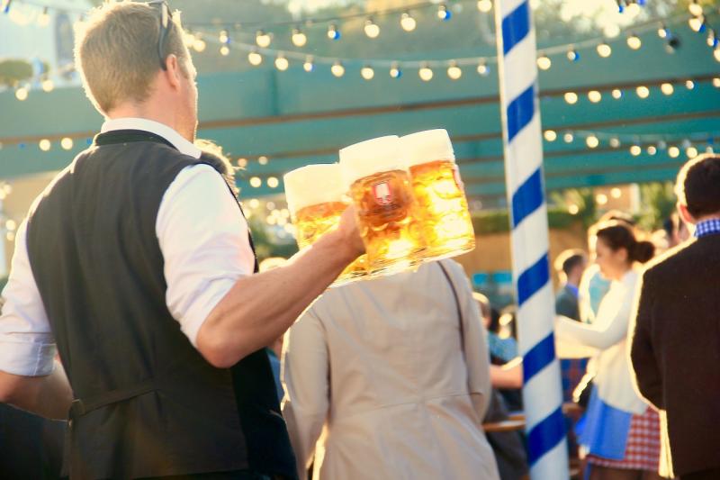 【オクトーバーフェスト】例年9～10月にミュンヘンで開催される「オクトーバーフェスト」は、650万人もの人が訪れる世界最大のビール祭り。所狭しと並ぶテントの中でお祭り気分を楽しみましょう。
