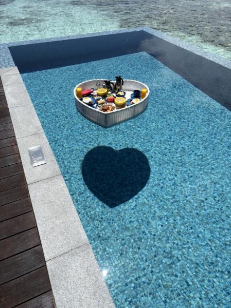 憧れのフローティングブレックファストとハートの影