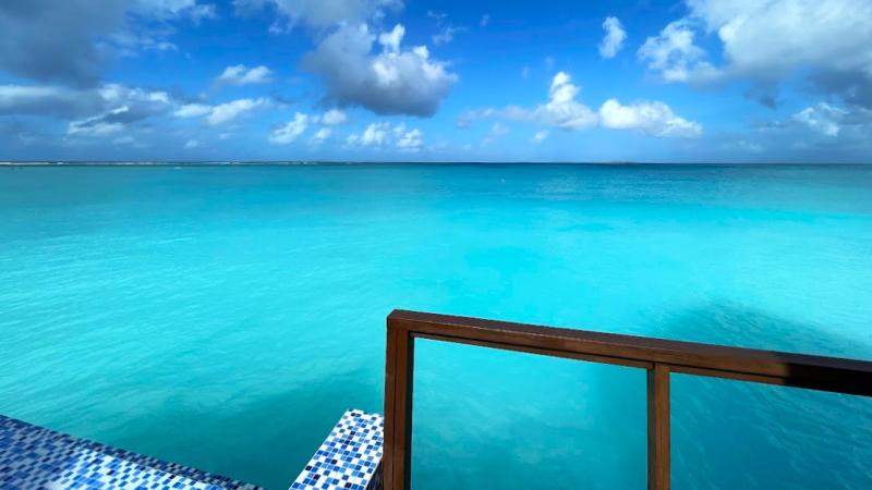 前には素晴らしくきれいなラグーンが広がっています