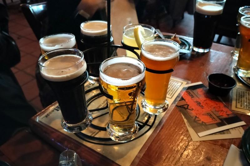 6種類のドラフトビールの飲み比べセット（Beer Sampler）。テイスティングとは思えない量のグラスです！