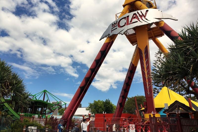 座席が大きくスイングする人気アトラクション「THE CLAW」