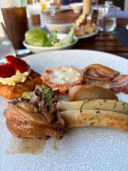 アイランドキッチンの朝食ビュッフェ