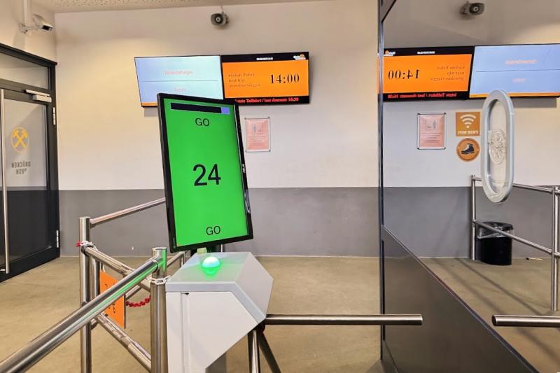 ゲートからケーブルカー乗り場へと向かいます