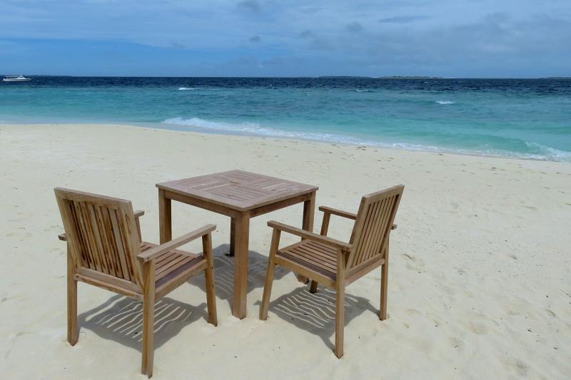 砂浜ではこのように机をセッティングして、ロマンティックディナーも可能です
