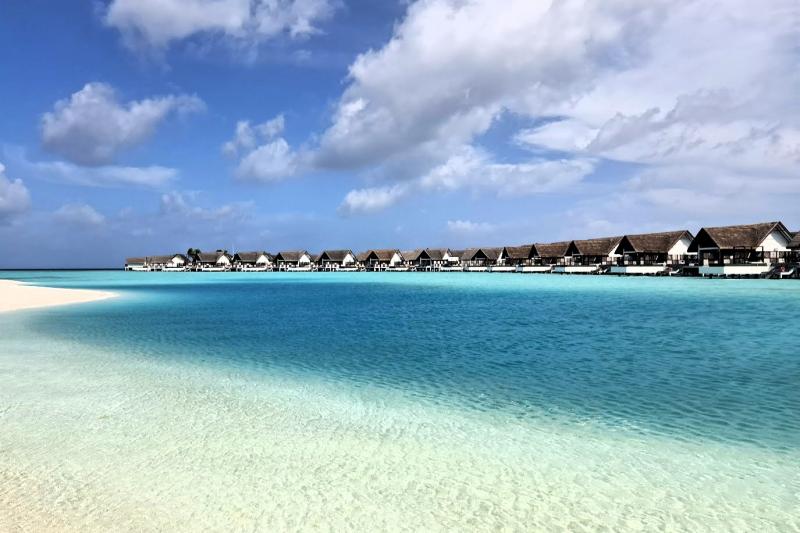 フォーシーズンズリゾート モルディブ アット ランダーギラーヴァル。美しい遠浅のラグーン