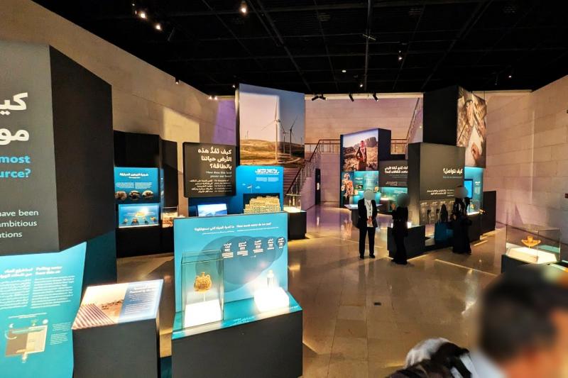 遺物が各所に展示されております