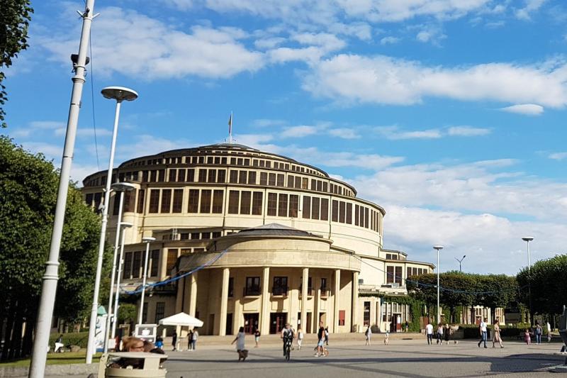 ◆ヴロツワフの百周年記念ホール（Centennial Hall in Wrocław）／ 2006年登録シロンスク地方の中心都市ヴロツワフにある百周年記念ホールは、1813年のライプツィヒの戦いでナポレオン1世軍に勝利した百周年記念に建設されました。ドイツ人建築家マックス・ベルクの設計による、ローマの円形競技場を模した世界最大級のコンクリート製円形ドームです。コンクリート製の大規模建造物は、近代建築の重要な位置を占めています。