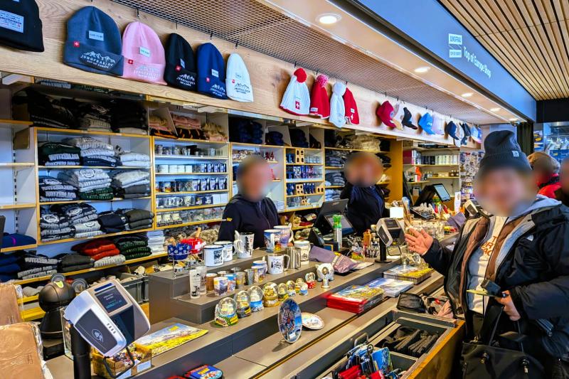 帰る前に記念のお土産を買いました