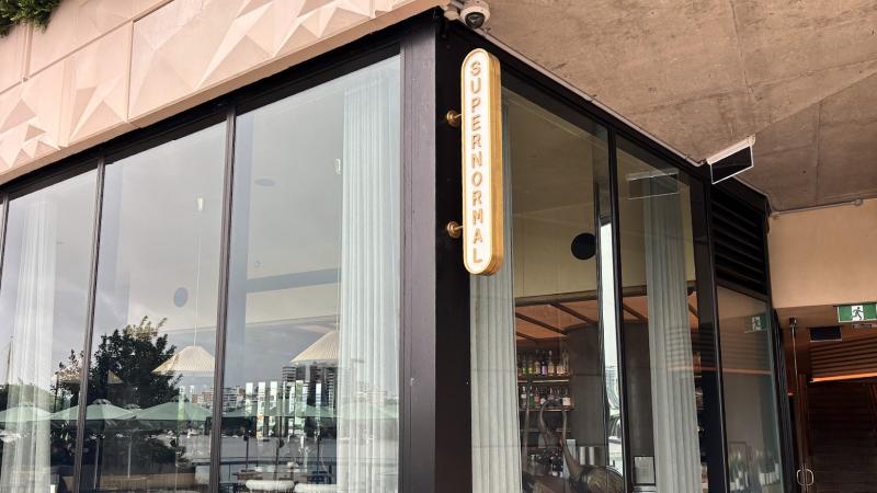 お店のサインが小さくて！おしゃれなのですが、ちょっとわかりにくいですね