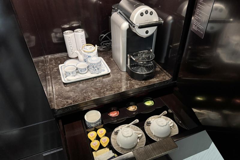 デスクの後ろ側にコーヒーマシンやティーセットなどが収納されています