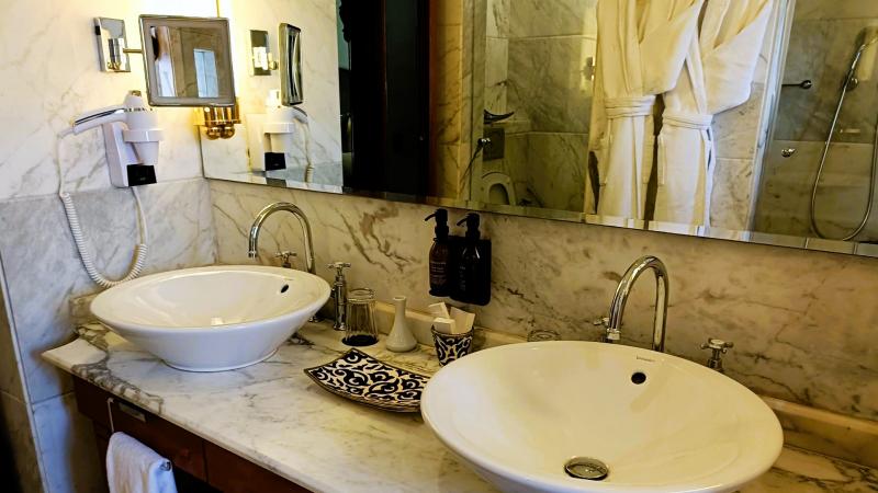 バスタブ、シャワーを備えたバスルーム