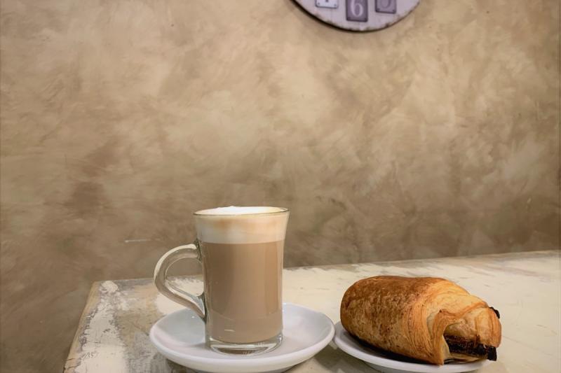 朝のコーヒーと焼き立てのパンはフランスに訪れた際の醍醐味です