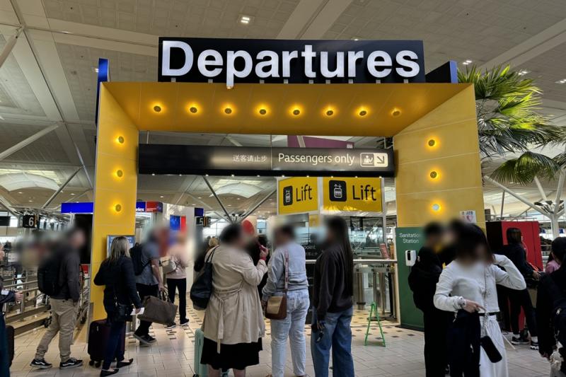 荷物を預けたら「Departures」のゲートから出国審査に進みます。