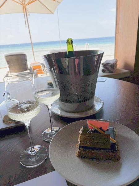 部屋に置いていただいた、ハネムーンお祝いのワインとケーキ