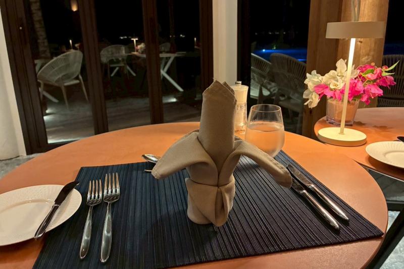 あいにくの天気で室内でしたが、ハネムーン特典のキャンドルライトディナー