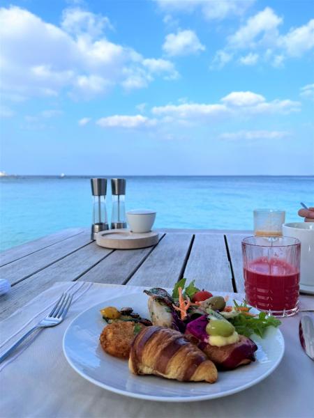 海を眺めながらの朝食