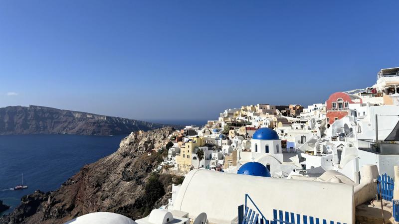 エーゲ海の陽光を浴びて輝く、イアの街（サントリーニ島）