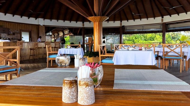 カサの中にいるような雰囲気のレストラン