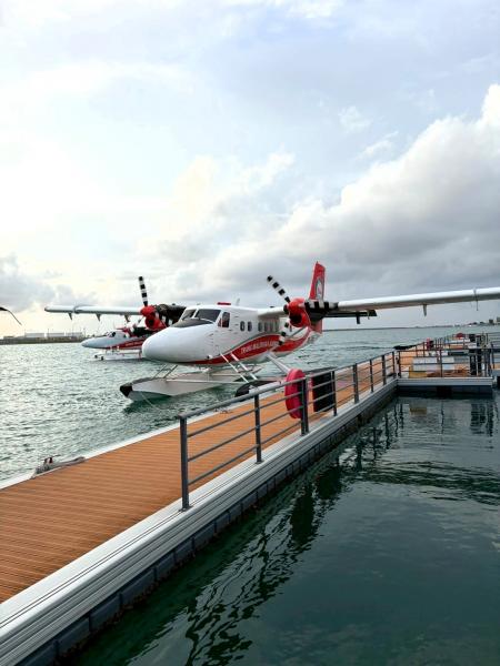 マーレ空港で撮った、搭乗する水上飛行機。音がすごいため、耳栓を1人1つずつ配られました！