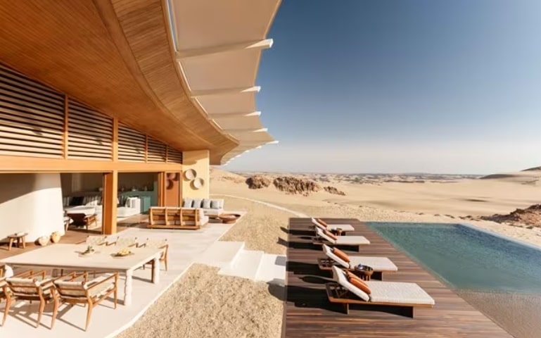 観光地としてはベールをまとっていたサウジアラビアですが、近年開発されており、個人的に大注目のエリアです。その未開拓の地にウェルネスラグジュアリーホテルの「シックスセンシズ」が誕生しました！ 砂漠の中にあるオアシスで、本物の“砂漠のホテル”を体感していただけます。また。ウェルネスリゾートといえばシックスセンシズ！ 現地らしさを取り入れたプログラムを体験しつつ、自分を整えて大切な人達と向き合える魅力いっぱいのホテルです！（写真：© Six Senses Southern Dunes, The Red Sea）