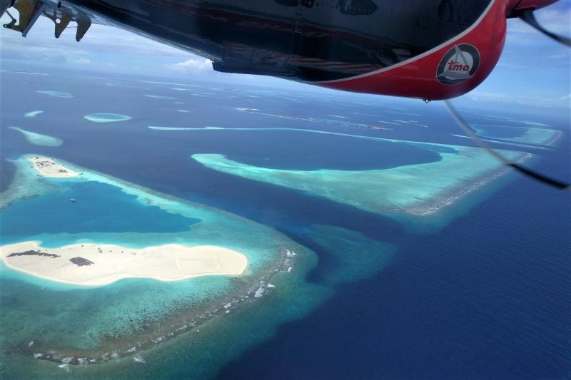 水上飛行機からの景色は絶景！ 真珠の輪っかといわれる環礁がキレイに見えます