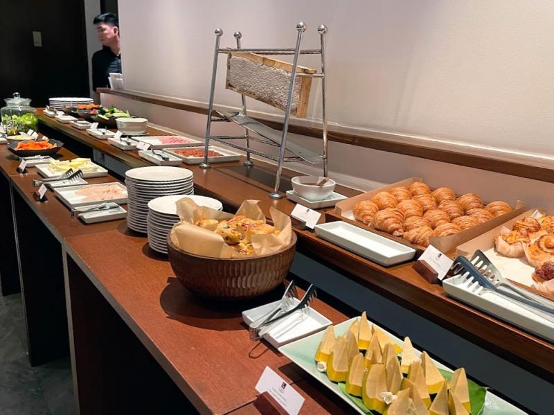 朝食のビュッフェ