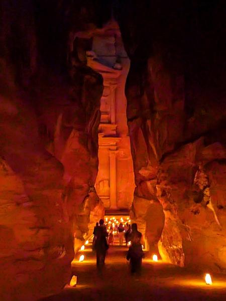 どんどん進んでいくと、ついに奥に姿が見えてきました