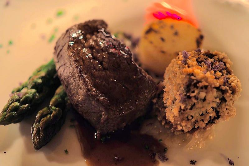 自家農場産ビーフの炙りとコンフィ、セロリクリームと季節の野菜添え