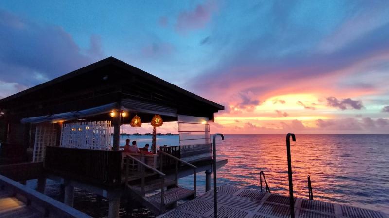 ダイブバー＆シュノーケラーラウンジからの夕日