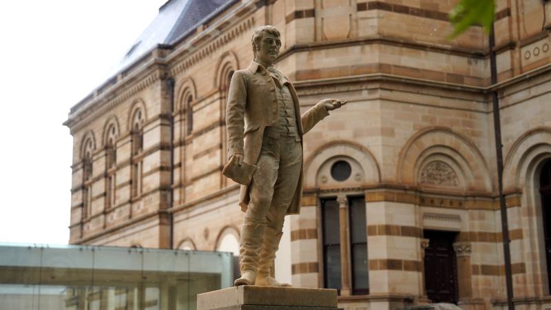 南オーストラリア州立図書館の前に立つ、スコットランドを代表する詩人ロバート・バーンズの像。多くのスコットランド移民が暮らした南オーストラリアの歴史を物語る存在